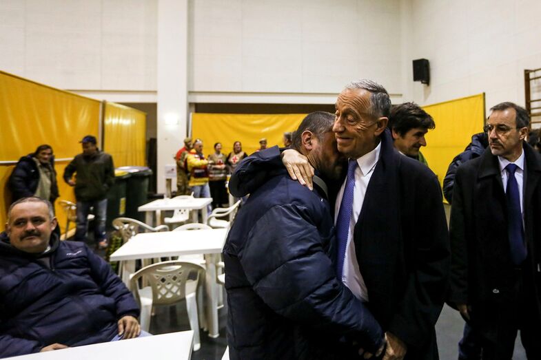 O abraço fraterno do Presidente a um sem-abrigo numa das noites mais frias do ano