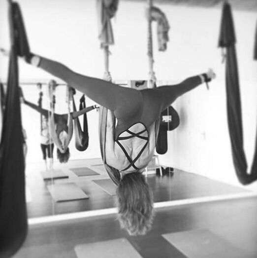 Maria João Bastos a fazer exercício físico. 