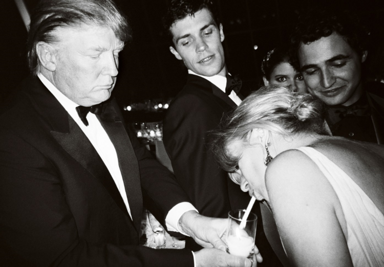 Nesta foto de Mario Testino, Donald Trump partilha a sua bebida com Kate Moss junto de Zac Posen e Roberto Bolle, em 2008, Nova Iorque