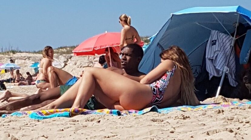 Maria Sampaio com o namorado na praia