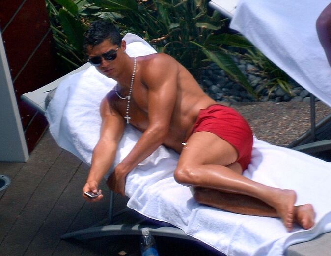 Cristiano Ronaldo numa piscina de Las Vegas, em julho de 2009. Terá sido nesta altura que uma segunda mulher o acusou de violação, no caso que agora vem a lume e é desmentido por um dos seus advogados.