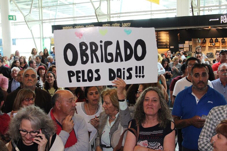 Luísa Cabral e a tia de Salvador Sobral à espera do vencedor no Aeroporto de Lisboa.