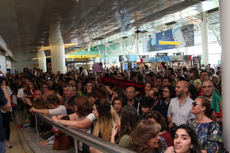 Veja a emoção de Salvador Sobral ao ser recebido com euforia no aeroporto de Lisboa