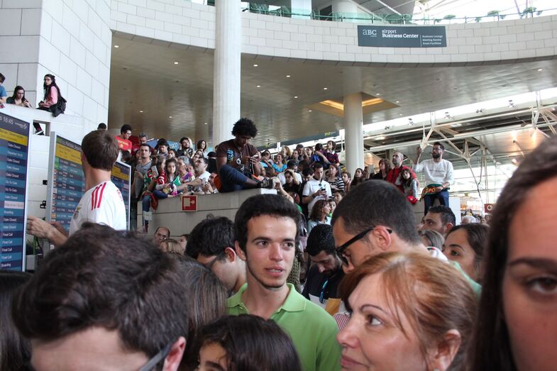 Veja a emoção de Salvador Sobral ao ser recebido com euforia no aeroporto de Lisboa