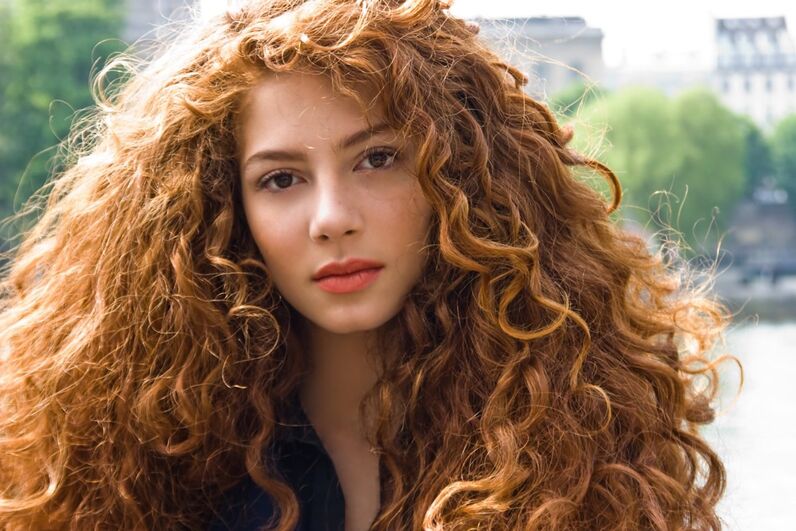 As imagens exclusivas da namorada e da mãe de Salvador Sobral à porta do hospital