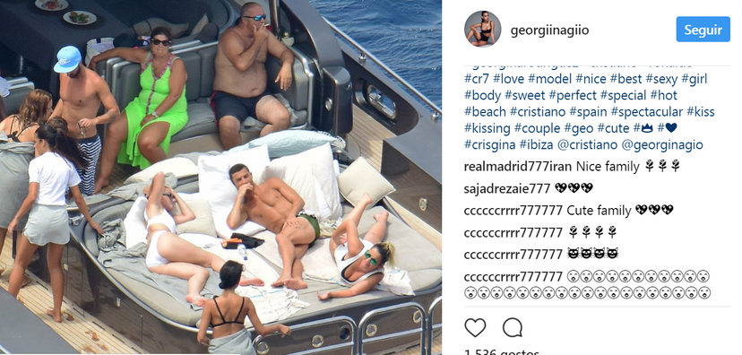 O clá Aveiro reunido no interior do iate alugado por Ronaldo e que foi abordado por um barco, com polícias armados, do serviço de fronteiras das Finanças espanholas.