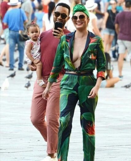 Chrissy Teigen, John Legend e a filha, Luna