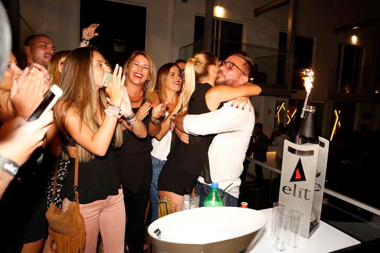 Filipa de Castro celebra aniversário em discoteca de Lisboa rodeada de amigos