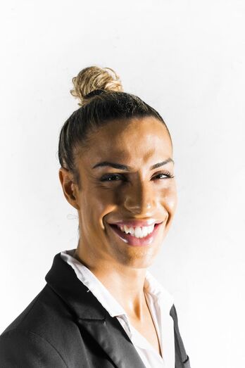 Carlos Costa tornou-se conhecido após ter participado no programa 'Ídolos'. Ainda não tinha uma imagem tão exuberante e queria fazer carreira como cantor