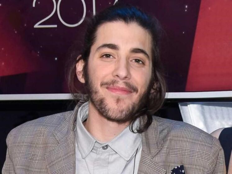As imagens exclusivas da namorada e da mãe de Salvador Sobral à porta do hospital