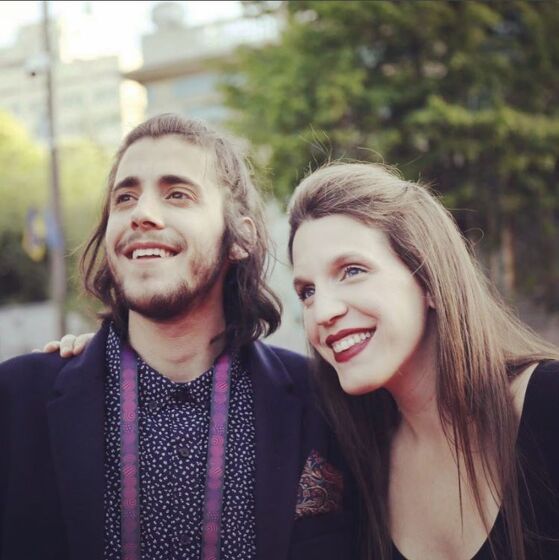 As imagens exclusivas da namorada e da mãe de Salvador Sobral à porta do hospital