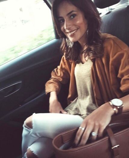 Mia Rose exibe anel de noivado 