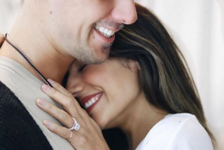 Mia Rose exibe anel de noivado 