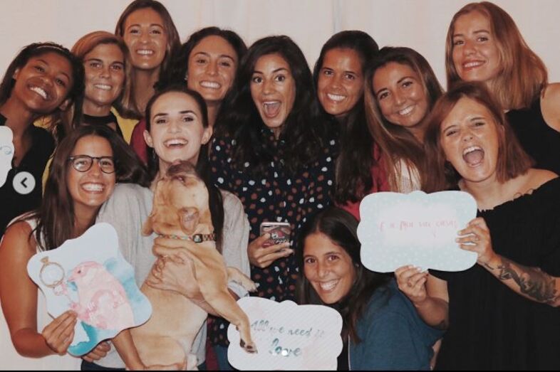 Mia Rose despede-se da vida de solteira em grande