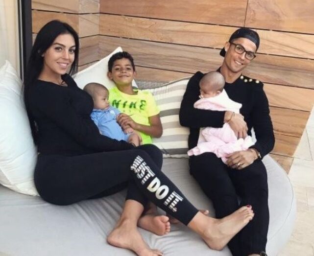 Cristiano Ronaldo com os filhos e a namorada, Georgina