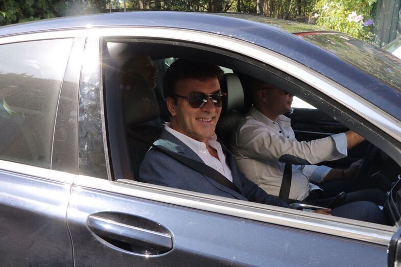 Tony Carreira conduzido um amigo
