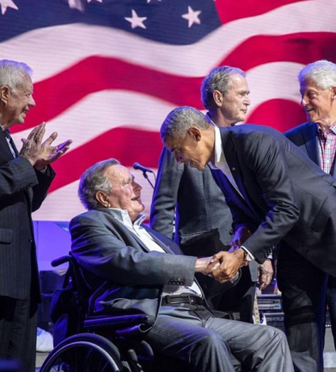 Bush com ex-presidente Barack Obama, no evento solidário de apoio às vitimas do furacão Harvey. 