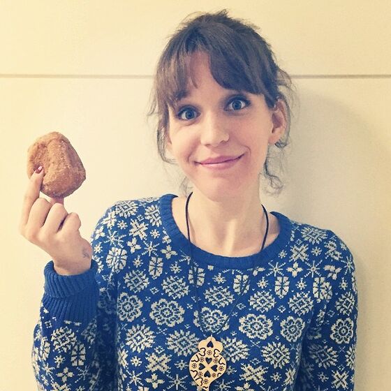 As imagens exclusivas da namorada e da mãe de Salvador Sobral à porta do hospital