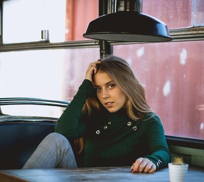 Aos 18 anos, a filha de Tony Carreira não dispensa bons truques de maquilhagem