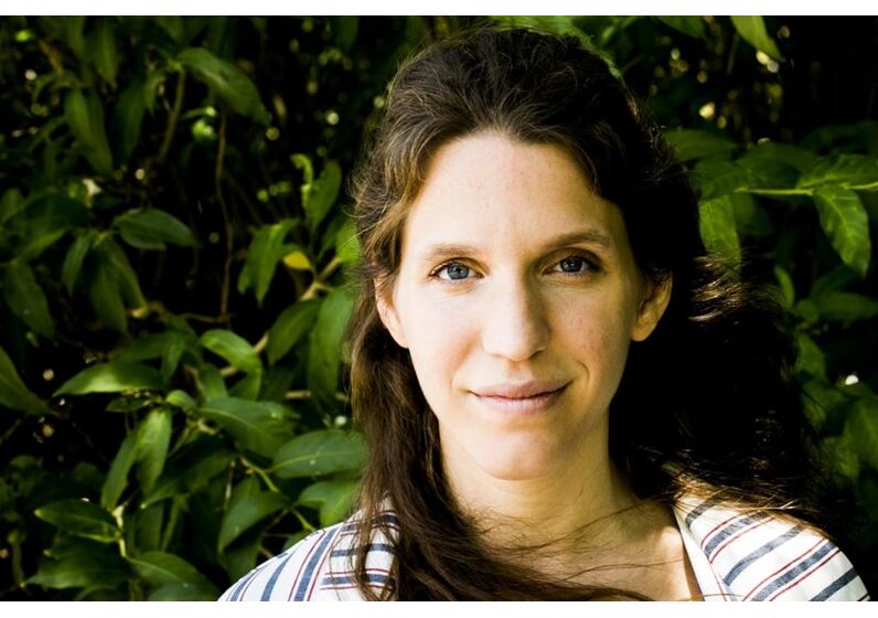 As imagens exclusivas da namorada e da mãe de Salvador Sobral à porta do hospital