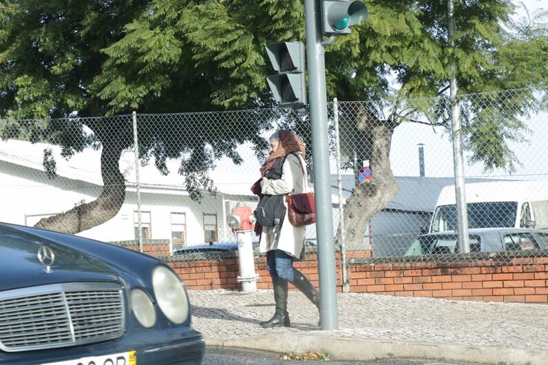 As imagens exclusivas da namorada e da mãe de Salvador Sobral à porta do hospital
