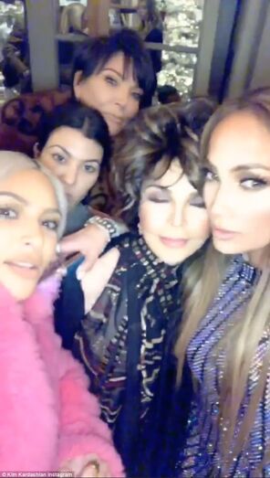 Jennifer Lopez, Kim Kardashian, Kris Jenner, Joan Collins e Kourtney Kardashian