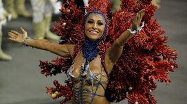 Sabrina Sato brilha no desfile da Gaviões da Fiel, em São Paulo