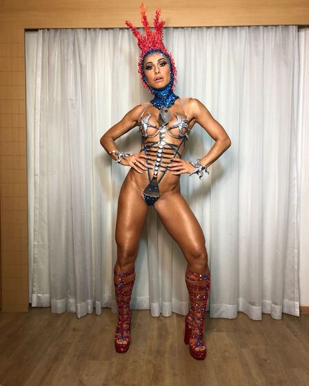 Sabrina Sato brilha no desfile da Gaviões da Fiel, em São Paulo