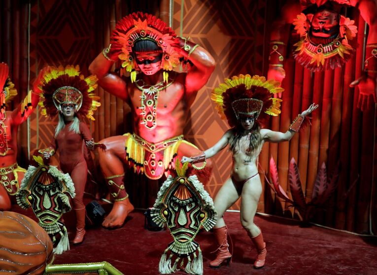 Sabrina Sato brilha no desfile da Gaviões da Fiel, em São Paulo