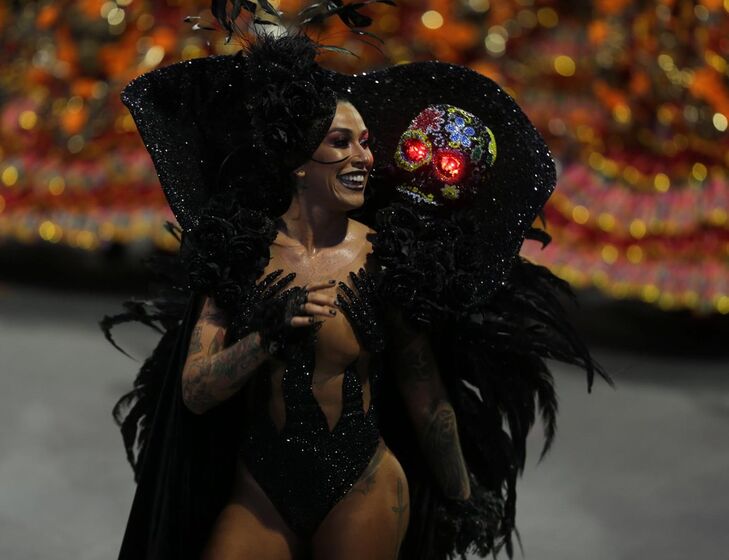 Sabrina Sato brilha no desfile da Gaviões da Fiel, em São Paulo