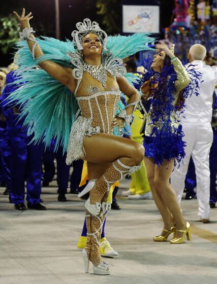 Toda beleza e sensualidade do grupo especial das escolas de samba cariocas