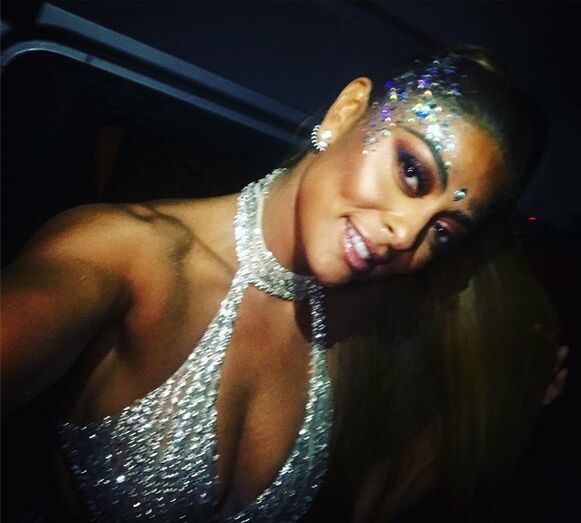 Juliana Paes pronta para desfilar no sambódromo