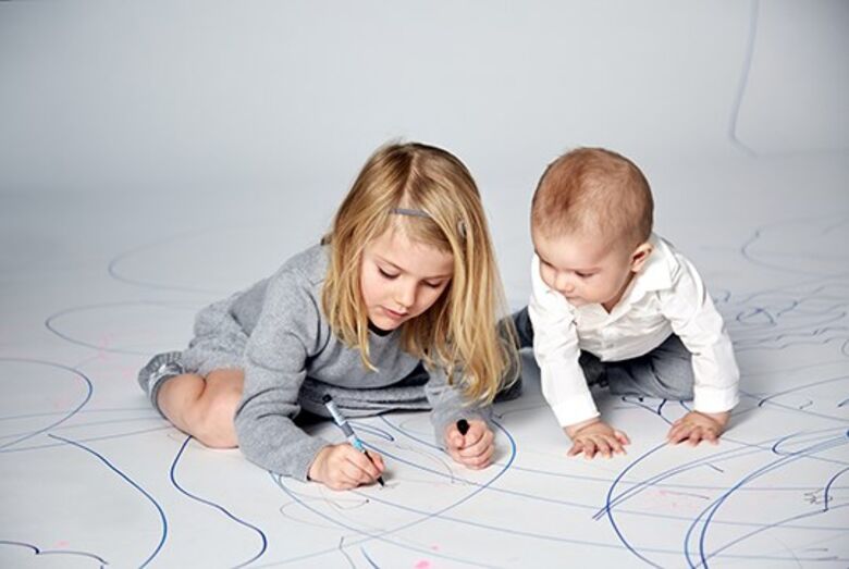 Estelle com o irmão, Oscar, que vai fazer 2 anos em março