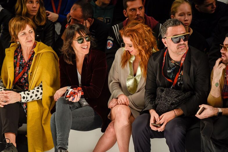 Recém-casadas, Gabriela Sobral e Inês Herédia divertem-se na ModaLisboa