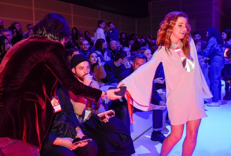 Recém-casadas, Gabriela Sobral e Inês Herédia divertem-se na ModaLisboa