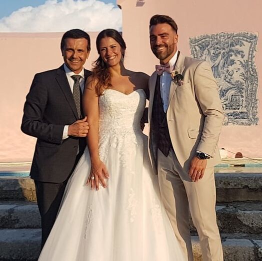 O apresentador Jorge Gabriel esteve entre os convidados do casamento de Sérgio e Andreia