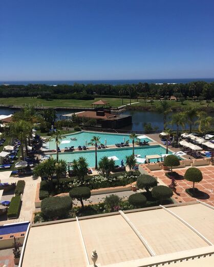 Judite de férias em resort de luxo