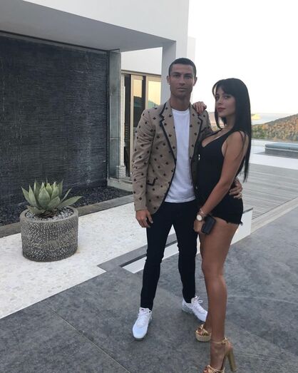 Cristiano Ronaldo e Georgina mais apaixonados enquanto ultrapassam polémica