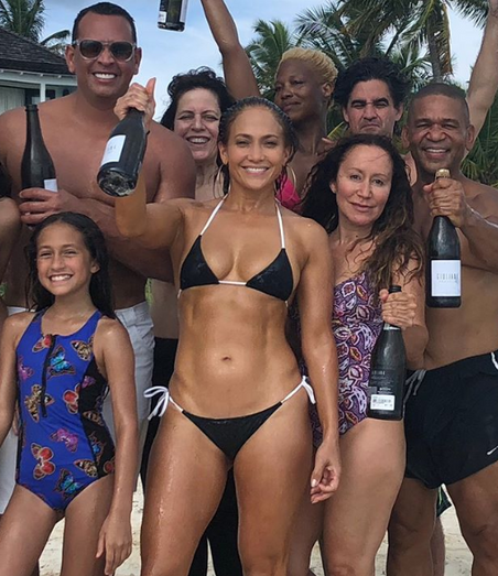 Jennifer Lopez celebra 49.º aniversário em local paradisíaco