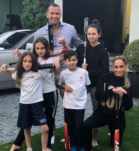 Jennifer Lopez celebra 49.º aniversário em local paradisíaco