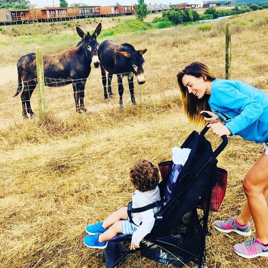 Cada vez mais apaixonada, Liliana Aguiar mostra-se feliz em férias de família