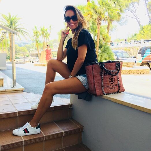 Cada vez mais apaixonada, Liliana Aguiar mostra-se feliz em férias de família