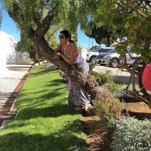 Longe de Ronaldo, Dolores apoia filho