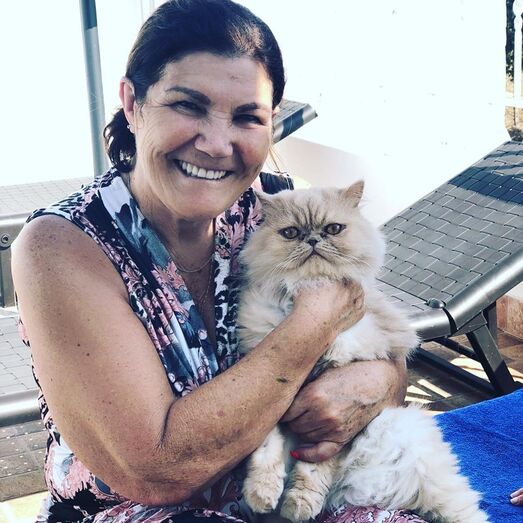 Longe de Ronaldo, Dolores apoia filho