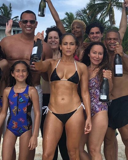 Jennifer Lopez mostra novamente as curvas e ninguém diria que tem 49 anos