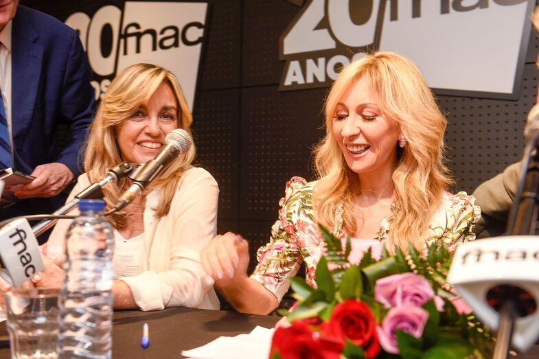 As autoras, Maria do Céu Santo e Judite Sousa, durante a apresentação de 'Não me olhes com esse tom de voz'