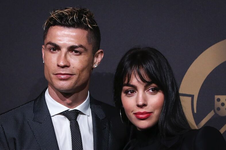 Cristiano Ronaldo e Georgina mais apaixonados enquanto ultrapassam polémica