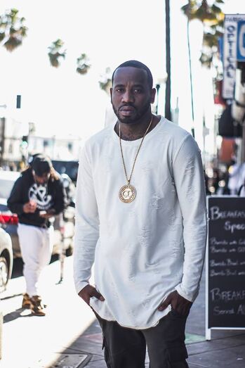 O rapper norte-americano Theodore Jones, conhecido por Young Greatness, foi abatido a tiro na madrugada desta segunda-feira, 29, à saída de uma conhecida cadeia de restaurantes norte-americana, Waffle House, na cidade de Nova Orleães, de onde era natural o músico