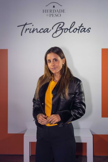 Famosos celebram Magusto com vinho tinto no bairro do Beato, em Lisboa, ao som de Miguel Araújo