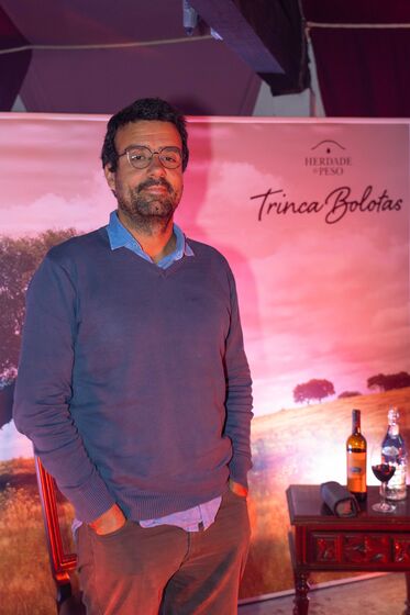 Famosos celebram Magusto com vinho tinto no bairro do Beato, em Lisboa, ao som de Miguel Araújo